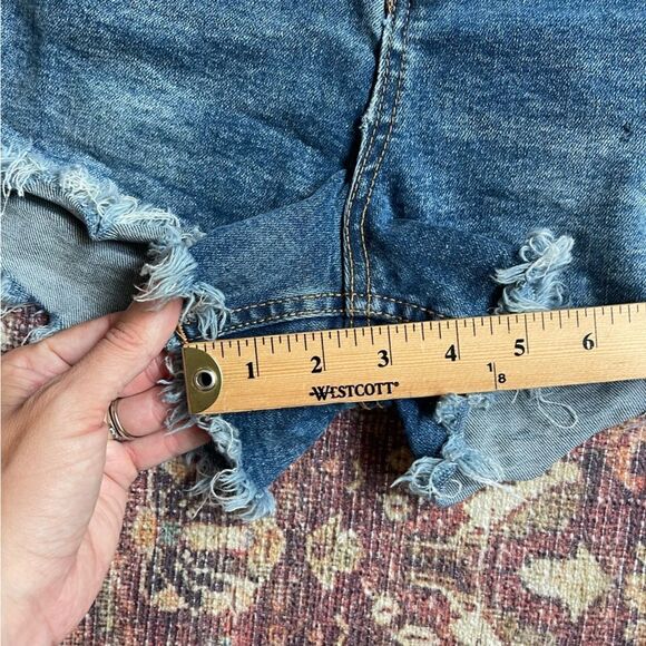 We The Free size 29 CRVY Denim Distressed Women Shorts - Picture 6 of 11